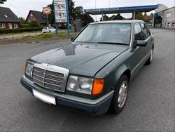 Grün Gebraucht 1991 Mercedes E300 Limousine | 3.333 €