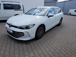 Weiss Gebraucht 2024 VW Passat Kombi | 38.890 € (Guter Preis)