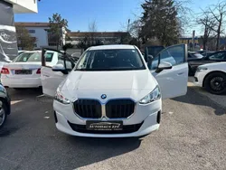 Weiß Gebraucht 2022 BMW 218 Active Tourer Sport Line Van / Kleinbus | 20.999 € (Fairer Preis)