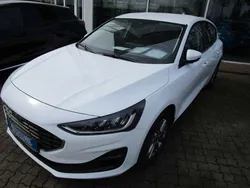 Weiss Gebraucht 2022 Ford Focus Titanium Limousine | 22.249 € (Fairer Preis)