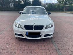 Weiß Gebraucht 2009 BMW 330 Kombi | 7.300 €