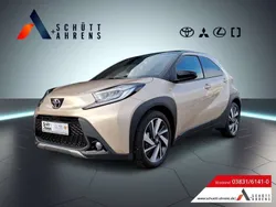 Ginger beige / night sky black Gebraucht 2023 Toyota Aygo X-plore Kleinwagen | 18.990 € (Teuer)