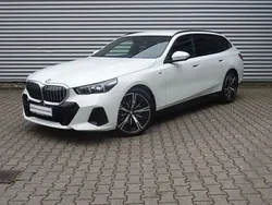 Alpinweiss uni Gebraucht 2024 BMW 520 M Sport Kombi | 52.840 € (Superpreis)