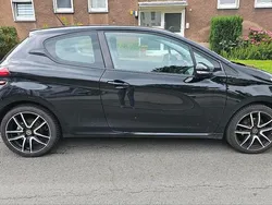 Schwarz Gebraucht 2016 Peugeot 208 Kleinwagen | 5.200 € (Fairer Preis)