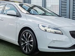 Weiß Gebraucht 2019 Volvo V40 Momentum Kombi | 16.999 € (Fairer Preis)