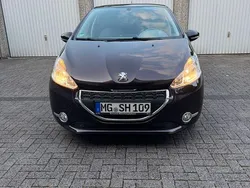 Braun Gebraucht 2013 Peugeot 208 Active Kleinwagen | 5.990 €