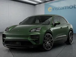 Grün Neu 2025 Porsche Macan Turbo SUV | 149.299 € (Teuer)
