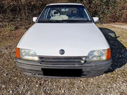 Weiß Gebraucht 1990 Opel Kadett Limousine | 1.200 €