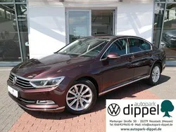 Crimson red metallic (metallic) Gebraucht 2017 VW Passat Highline Limousine | 18.990 € (Fairer Preis)