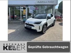 Platinweiss metallic, dach schwarz Gebraucht 2023 Toyota Yaris Hybrid Elegant | 26.960 € (Etwas zu teuer)