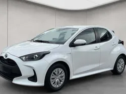 Weiß Gebraucht 2021 Toyota Yaris Hybrid Business Edition Limousine | 16.990 € (Fairer Preis)