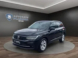 Deep black perleffekt (schwarz) Gebraucht 2021 VW Tiguan Life SUV | 27.450 € (Superpreis)