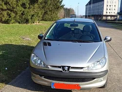 Silber Gebraucht 2005 Peugeot 206 Kleinwagen | 900 €