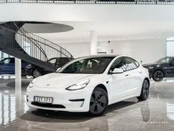 Weiß Gebraucht 2023 Tesla Model 3 Standard Range Limousine | 31.217 € (Fairer Preis)