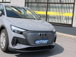 Grau Gebraucht 2023 Audi Q4 Sportback e-tron Basis SUV | 24.740 € (Superpreis)