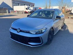 Oyster silver metallic Gebraucht 2024 VW Passat R-line Kombi | 43.990 €