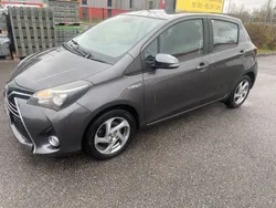Grau Gebraucht 2015 Toyota Yaris Hybrid Comfort Limousine | 9.999 € (Etwas zu teuer)