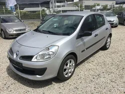 Silber Gebraucht 2005 Renault Clio II Expression Limousine | 2.750 € (Fairer Preis)