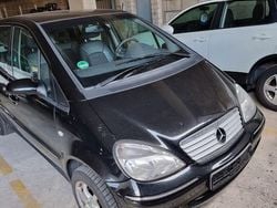 Schwarz Gebraucht 2002 Mercedes 190 Limousine | 790 €