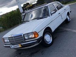 Weiß Gebraucht 1982 Mercedes E200 Limousine | 4.000 €