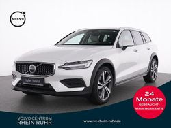 Weiß crystal white pearl / met Gebraucht 2023 Volvo V60 CC Plus Kombi | 36.450 € (Guter Preis)
