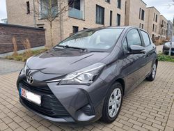 Grau Gebraucht 2018 Toyota Yaris Comfort Limousine | 8.990 € (Fairer Preis)