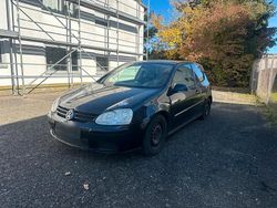 Schwarz Gebraucht 2005 VW Golf V Kleinwagen | 900 € (Superpreis)