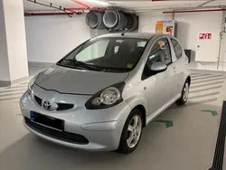 Grau Gebraucht 2006 Toyota Aygo City Kleinwagen | 3.900 € (Fairer Preis)