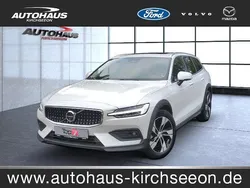 Crystal white (weiß) Gebraucht 2023 Volvo V60 CC Ultimate Kombi | 44.950 € (Fairer Preis)