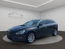 Grau Gebraucht 2015 Volvo V60 Momentum Kombi | 11.800 € (Fairer Preis)