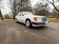 Weiß Gebraucht 1992 Mercedes 260 Limousine | 6.000 €