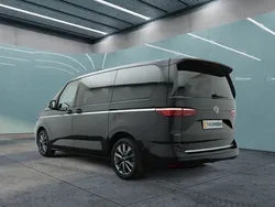 Schwarz Gebraucht 2023 VW T7 Style Van | 60.099 € (Fairer Preis)