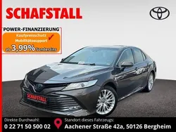 Braun (graphite me.) Gebraucht 2020 Toyota Camry Hybrid Executive Limousine | 25.979 €