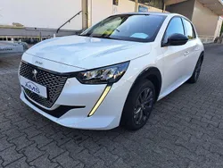 Weiß Gebraucht 2023 Peugeot e-208 Allure Kleinwagen | 18.790 € (Guter Preis)
