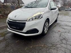 Weiß Gebraucht 2018 Peugeot 208 Kleinwagen | 3.780 €