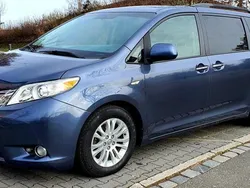 Blau Gebraucht 2016 Toyota Sienna XLE Van / Kleinbus | 26.500 €