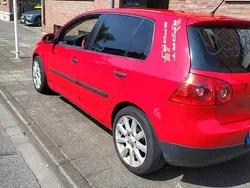 Rot Gebraucht 2006 VW Golf V Kleinwagen | 2.100 €