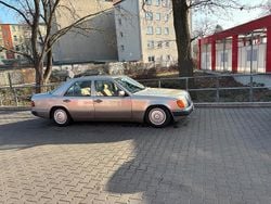 Gold Gebraucht 1991 Mercedes E230 Limousine | 4.000 €
