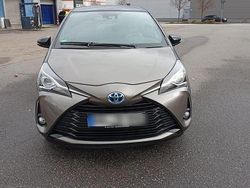 Grau Gebraucht 2020 Toyota Yaris Hybrid Kleinwagen | 13.990 €