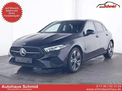 Metalliclack kosmossc... Gebraucht 2024 Mercedes A180 Night Limousine | 30.333 € (Fairer Preis)