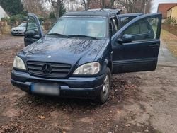 Blau Gebraucht 2000 Mercedes ML320 SUV | 4.500 €