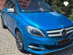 Blau Gebraucht 2015 Mercedes B250e Van / Kleinbus | 14.500 €