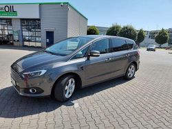 Grau Gebraucht 2017 Ford S-MAX Titanium Van / Kleinbus | 17.900 € (Fairer Preis)