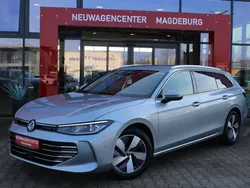 Oyster silver metallic Gebraucht 2024 VW Passat IQ Drive Kombi | 36.398 € (Guter Preis)