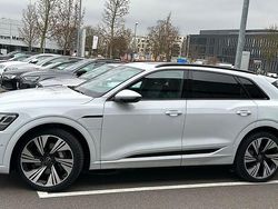 Weiß Gebraucht 2023 Audi Q8 e-tron Advanced SUV | 57.500 € (Teuer)