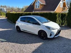 Weiß Gebraucht 2019 Toyota Yaris Hybrid Sport Limousine | 13.350 € (Guter Preis)