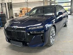 Schwarz (liquid cooper zweifarbig) Gebraucht 2024 BMW i7 Executive Limousine | 133.900 € (Guter Preis)