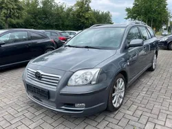 Grau Gebraucht 2004 Toyota Avensis Executive Kombi | 2.650 € (Etwas zu teuer)
