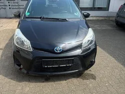 Schwarz Gebraucht 2013 Toyota Yaris Hybrid Life Limousine | 6.990 € (Etwas zu teuer)