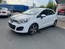 Weiß Gebraucht 2014 Kia Rio Spirit Limousine | 4.000 € (Guter Preis)